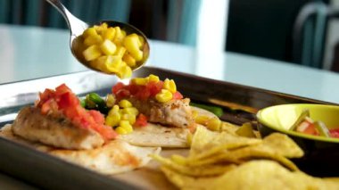 Balık tortilla, mısır ve yeşil fasulyeli burito. Yüksek kalite 4k görüntü