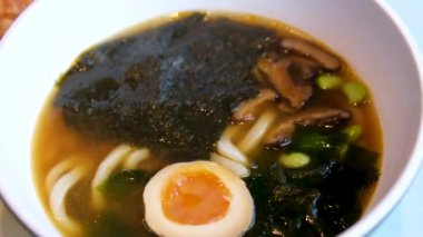 Yumurtalı miso çorbası, yosun, ıspanak, erişte, Kore yemeği, Asya mutfağı. Yüksek kalite 4k görüntü