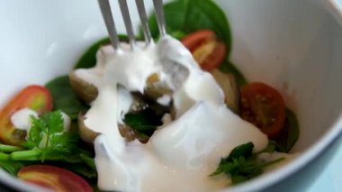 Büyük metal tavada domates soslu fırında patlıcan parçaları. Hint vejetaryen ve sağlıklı yiyecekler. Patlıcan Salatası