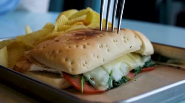 Peynirli sandviç ve tavuk domatesli ıspanak cipsi, öğle yemeğinde atıştırmalık tabakta. Yüksek kalite 4k görüntü