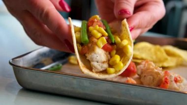 Balık tortilla, mısır ve yeşil fasulyeli burito. Yüksek kalite 4k görüntü