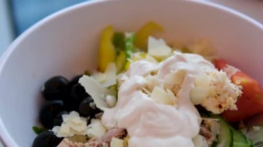 Fettan peynirli, parmesanlı, salatalıklı, domatesli, zeytinli, ton balıklı ve biberli lezzetli salata. Yemek pişirme ve karıştırma sürecinin birkaç videosu