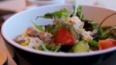 Fettan peynirli, parmesanlı, salatalıklı, domatesli, zeytinli, ton balıklı ve biberli lezzetli salata. Yemek pişirme ve karıştırma sürecinin birkaç videosu