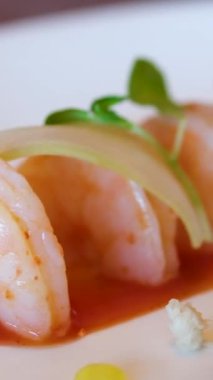 Patlamış karides yaban turpu, meyer limon, baharatlı kokteyl sosu. Yüksek kalite 4k görüntü