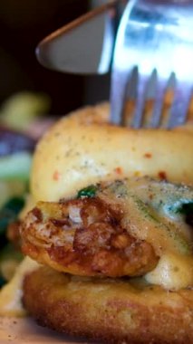 Benedict AVOCADO kuşkonmaz limonlu yumurta servis eden bordelaise soslu restoran şıklığı. Yüksek kalite 4k görüntü