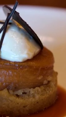 Elma tatini, karamelize elma, badem kreması, badem finansörü. Yüksek kalite 4k görüntü