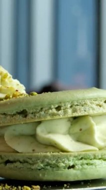 Beyaz arka planda dönen kibrit makaronu, yemek konseptine uygundur. Fıstıklı makaron.