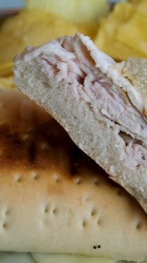 Tahta Masada Marul ve Sosu olan Tavuklu Sandviç. Yüksek kalite 4k görüntü