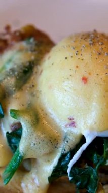 Lokanta şıklığı Benedict AVOCADO kuşkonmaz limonlu hollandaise servis ediyor. Yüksek kalite 4k görüntü