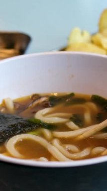 Yumurtalı miso çorbası, yosun, ıspanak, erişte, Kore yemeği, Asya mutfağı. Farklı milletlerin mutfağı Meksika Korelileri ve Amerikan yemekleri öğle yemeği yer.