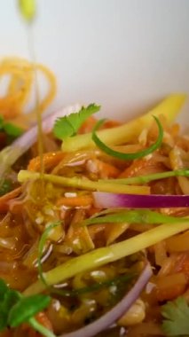 Havuçlu ve baharatlı nişasta salatası. Piyasada hazır yemek satışı. Kore mutfağı. Cam erişte salatası Kore salatası.