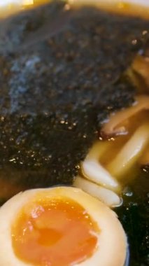 Yumurtalı miso çorbası, yosun, ıspanak, erişte, Kore yemeği, Asya mutfağı. Yüksek kalite 4k görüntü