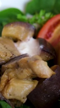 Büyük metal tavada domates soslu fırında patlıcan parçaları. Hint vejetaryen ve sağlıklı yiyecekler. Patlıcan Salatası