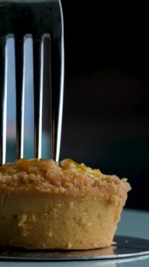Tatlı meyveli tart yemek ya da taze çilekli meyveli turta, kivi ve yakın çekimde şeftali yemek. Şeftalili mini tart.