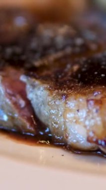 Biftek ve EGGS patates rosti, haşlanmış İsviçre pazarı, bordelaise sosu. Yavaş kavrulmuş dolmalık biber, ok yapraklı ıspanak, taze krema
