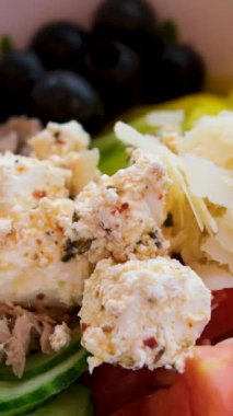 Fettan peynirli, parmesanlı, salatalıklı, domatesli, zeytinli, ton balıklı ve biberli lezzetli salata. Yemek pişirme ve karıştırma sürecinin birkaç videosu