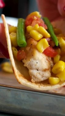 Balık tortilla, mısır ve yeşil fasulyeli burito. Yüksek kalite 4k görüntü