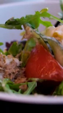 Fettan peynirli, parmesanlı, salatalıklı, domatesli, zeytinli, ton balıklı ve biberli lezzetli salata. Yemek pişirme ve karıştırma sürecinin birkaç videosu