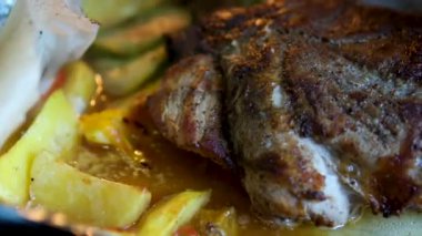 Et pirzolaları fırında pişiyor. Fırında köfte pişirme videosu zamanı. Yakın plan, sulu pirzola. fırında domuz eti