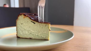 Lezzetli yeşil şam fıstıklı cheesecake dilimleme çemberi dönüşümlü yakın çekim. Yüksek kalite 4k görüntü