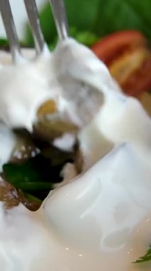 Büyük metal tavada domates soslu fırında patlıcan parçaları. Hint vejetaryen ve sağlıklı yiyecekler. Patlıcan Salatası