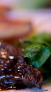 Orta pişmiş biftek barbekü sosu, taze salata ve cömert bir patates kızartması ile tamamlanır. Yüksek kalite 4k görüntü