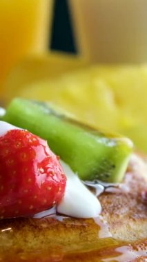 Yoğurtlu ve kirazlı krep, yakın çekim. Yüksek kalite 4k görüntü