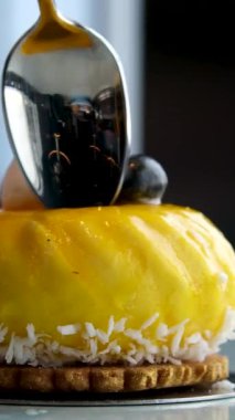 Kremalı turuncu pasta, yakın plan kremalı tatlı. Badem dacquoise, ahududu karışımı, karamelli fındıklı çıtır tabaka ve ahududu tozu, acı çikolataya dayalı krema. turuncu peynirli kek.