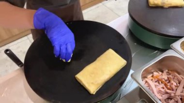 Aşçı doldurulmuş krep hazırlar. Etli krep, pişirme süreci. Yüksek kalite 4k görüntü