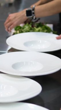 Restorandaki beyaz tabaklar porsiyonlar halinde servis edilir. Yüksek kalite 4k görüntü