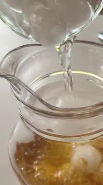 Çay sürahisine buz ekle yaz mevsiminde soğuk içecekler suyu eritir. Yüksek kalite 4k görüntü