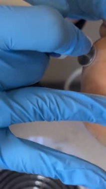 Evde Topuk Bakımı İçin Elektrikli Pedikür Aracı Kullanan Kadının Yakın Çekimi. Yüksek kalite 4K görüntü. Yüksek kalite 4k görüntü