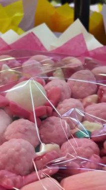 Tatlı şekerleme çiçekleri, Anneler Günü için görüntüler. Bir buket tatlı.