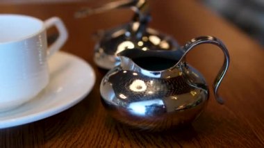 Çay ve Süt Süt, Çay, Bisküvi ve Şeker Kasesi ile Süslü Çay Fincanı 'na dökülüyor. Şeker kasesi ve süt sürahisi