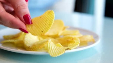 Bir kasede cips yakın çekim. Çipleri kır