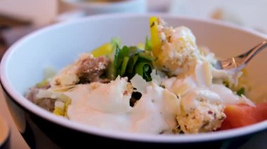 Fettan peynirli, parmesan peynirli, salatalıklı, domatesli, zeytinli, tatlı biberli, biberli, lezzetli salata. Yemek pişirme ve karıştırma sürecinin videolarını yiyin.
