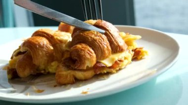  Jamon jambonlu kruvasan, Somon, Modern Cafe 'de, Sağlıklı Kahvaltının Üst Manzarası' nda. İngiliz kahvaltısı: kızarmış yumurta, sandviç üzerine pastırmalı tost. Pastırmalı ve peynirli kruvasan.