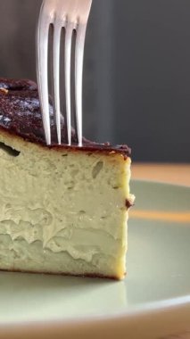 Lezzetli yeşil şam fıstıklı cheesecake dilimleme çemberi dönüşümlü yakın çekim. Yüksek kalite 4k görüntü