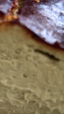 Lezzetli yeşil şam fıstıklı cheesecake dilimleme çemberi dönüşümlü yakın çekim. Yüksek kalite 4k görüntü
