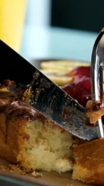 Muz dilimleri, bal yağmuru ve granola ile kaplı tam tahıllı ekmek modern siyah tabakta servis edilir, yanında da latte sanatıyla birlikte taze demlenmiş kapuçino. Besleyici kahvaltı ve sağlıklı yemek..