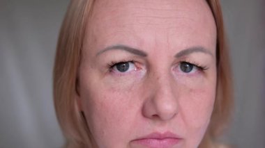 Kadınlar, kızgın, üzgün, stresli, beyaz bir kızla karşı karşıya. Alıngan bir yüz ifadesiyle kameraya bakan kadın sağlık sorunundan endişe ediyor.