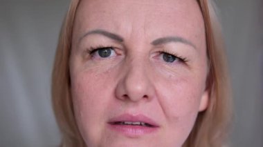 Kadinlarin kafasi karismis genç kadinla karisik..