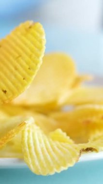 Bir kasede cips yakın çekim. Çipleri kır
