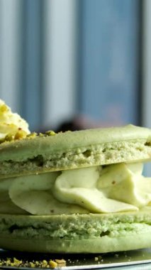 Kibrit aromalı ev yapımı yeşil badem kurabiyeleri yeşil arka planda görünüyor..