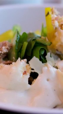 Fettan peynirli, parmesan peynirli, salatalıklı, domatesli, zeytinli, tatlı biberli, biberli, lezzetli salata. Yemek pişirme ve karıştırma sürecinin videolarını yiyin.