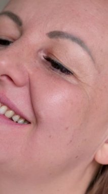 Kız, makyajı pamuk pedle temizler ve suyu yüzünden ve gözlerinden çıkarır. Makyajı pamukla sil