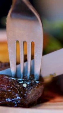  Biftek orta pişmiş, dilimlenmiş bıçak. Biftek orta pişmiş