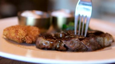 Biberiyeli ızgara sığır filetosu ve tahtadan yapılmış sarımsak, et, et, leziz biber, tabak, tabak, sağlıksız beslenme, dengeli yeme alışkanlıkları.. 