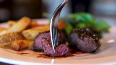 Bir tabak kızarmış patates, ızgara et ve taze salata. Yüksek kalite 4k görüntü