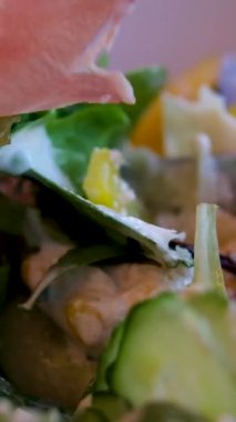 Jamon salatası lezzetli, peynirli, peynirli, parmesanlı, salatalıklı, domatesli, zeytinli, ton balıklı ve biberli salata. yemek pişirme süreci